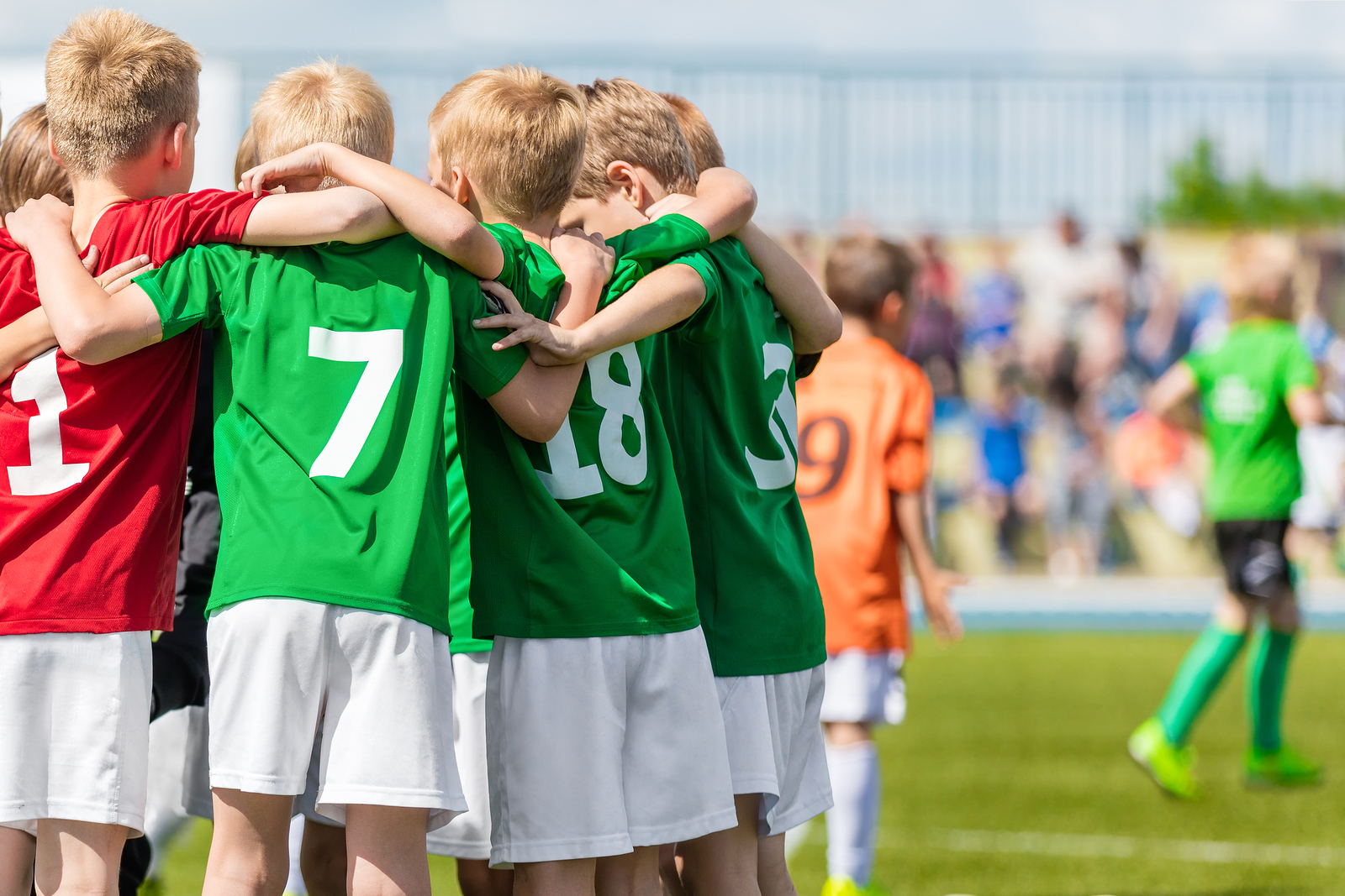 Football youth. Фото футбольной команды детей. Детская спортивная команда. Мальчик футболист в зеленой форме. Фото двух детских команд.